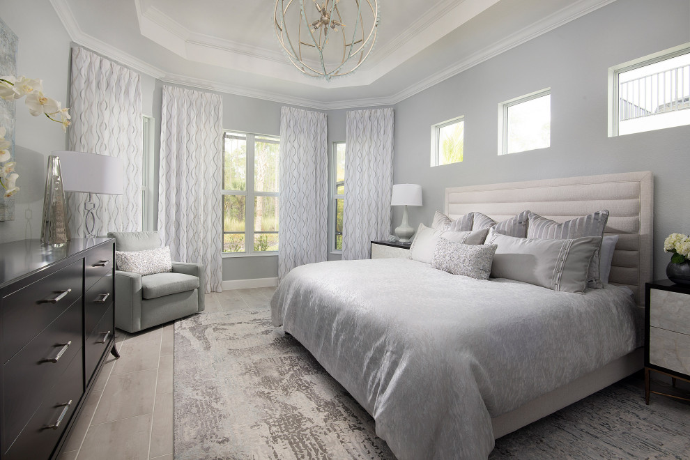 Источник вдохновения для домашнего уюта: хозяйская спальня среднего размера в морском стиле с серыми стенами, полом из керамической плитки и серым полом без камина