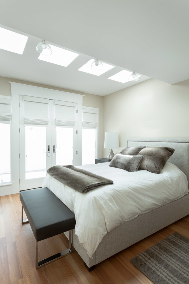 Стильный дизайн: хозяйская спальня в стиле неоклассика (современная классика) с бежевыми стенами и паркетным полом среднего тона - последний тренд