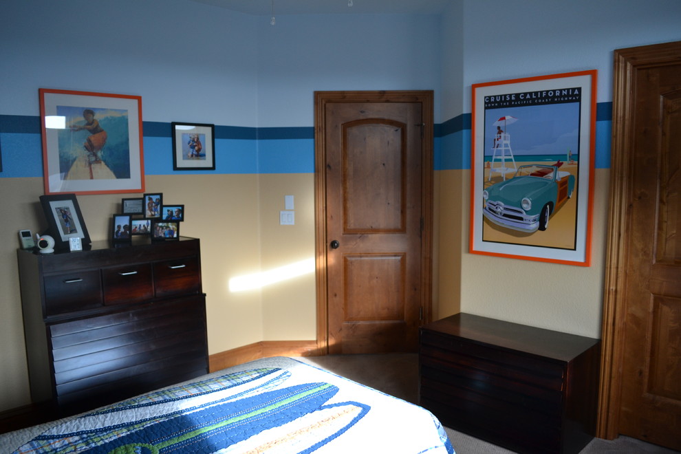 Идея дизайна: гостевая спальня среднего размера, (комната для гостей) в морском стиле с разноцветными стенами и ковровым покрытием