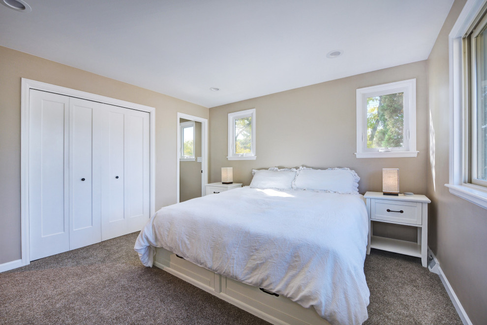Modelo de dormitorio principal clásico renovado de tamaño medio con paredes beige, moqueta y suelo gris
