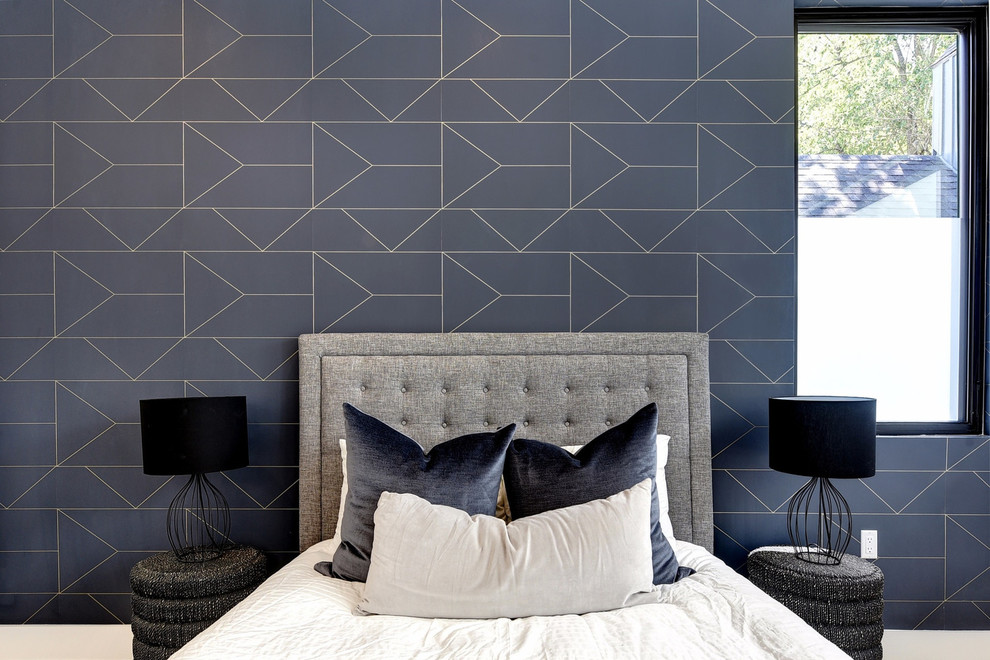 Idée de décoration pour une chambre parentale minimaliste de taille moyenne avec un mur bleu, parquet clair et un sol marron.