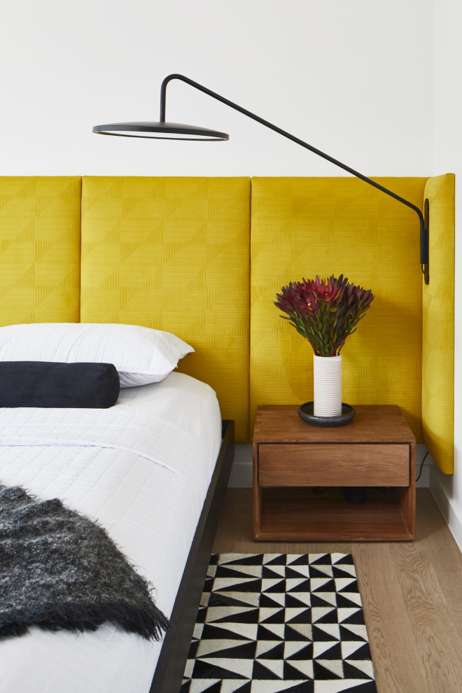 Idées déco pour une chambre grise et jaune rétro.