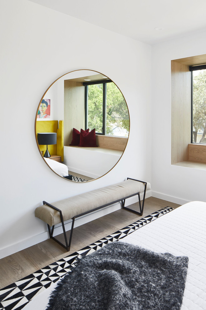 Design ideas for a midcentury bedroom in Austin.