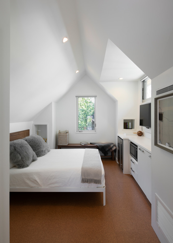 На фото: маленькая спальня на антресоли в стиле модернизм с белыми стенами, полом из керамогранита и серым полом для на участке и в саду