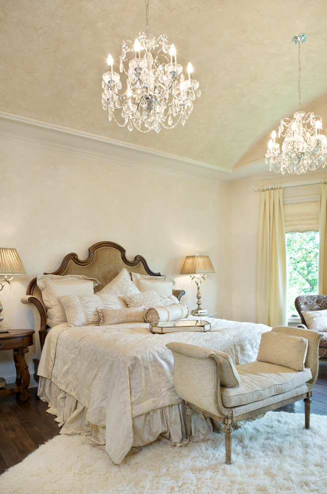 Пример оригинального дизайна: спальня в классическом стиле с бежевыми стенами