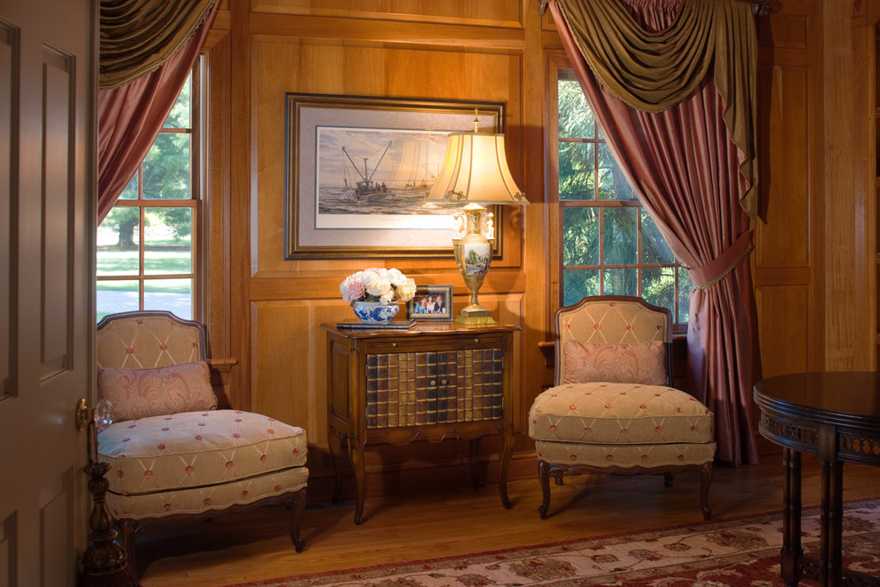 Klassisches Schlafzimmer mit braunem Holzboden in Baltimore