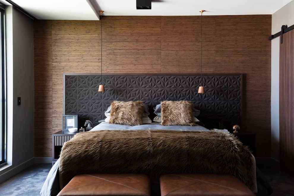 Esempio di una camera da letto contemporanea con pareti marroni, moquette e pavimento grigio