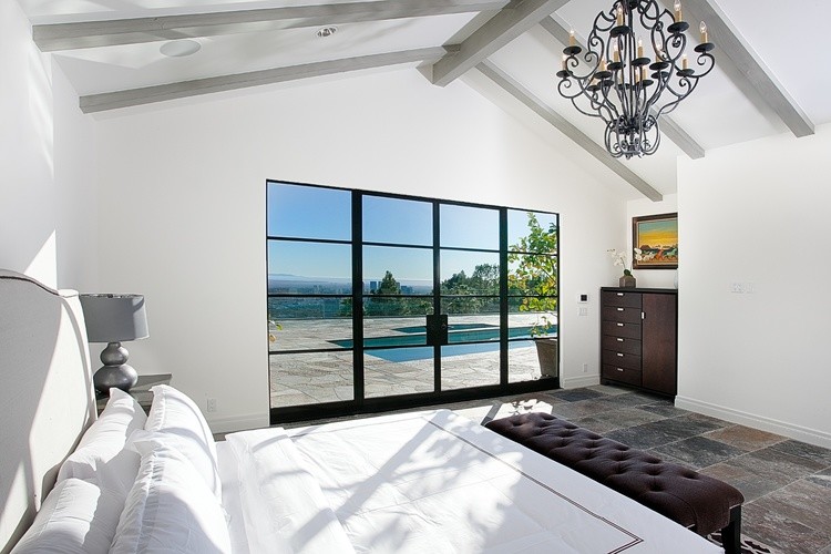 Modelo de habitación de invitados contemporánea grande con paredes blancas y suelo de travertino