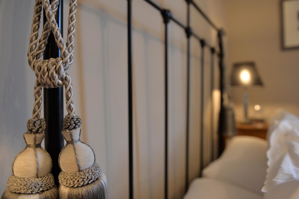 Immagine di una camera degli ospiti minimal di medie dimensioni con pareti grigie, moquette, camino classico e cornice del camino in metallo