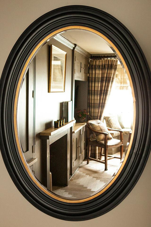 ハンプシャーにあるカントリー風のおしゃれな客用寝室 (青い壁、カーペット敷き、標準型暖炉、木材の暖炉まわり) のレイアウト