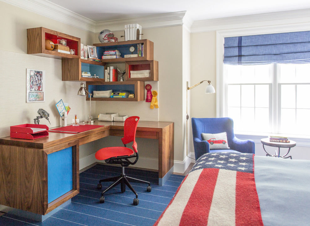 Aménagement d'une chambre avec moquette classique de taille moyenne avec un mur beige et un sol bleu.
