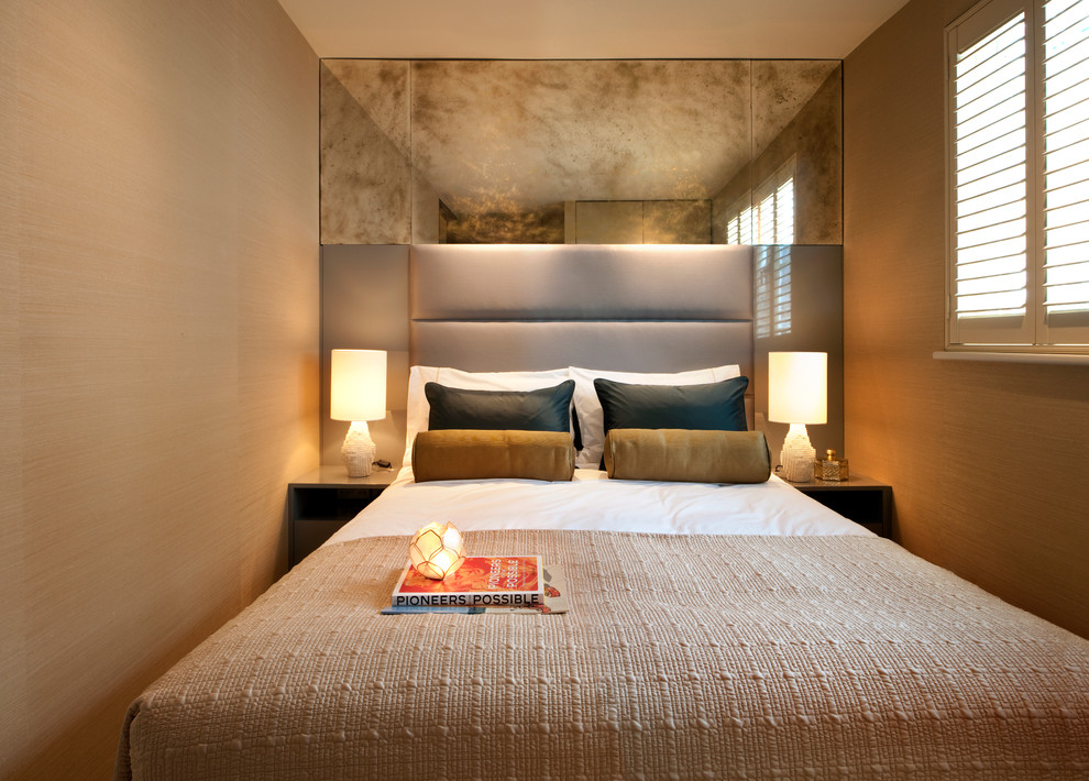 Modern inredning av ett litet sovrum, med beige väggar