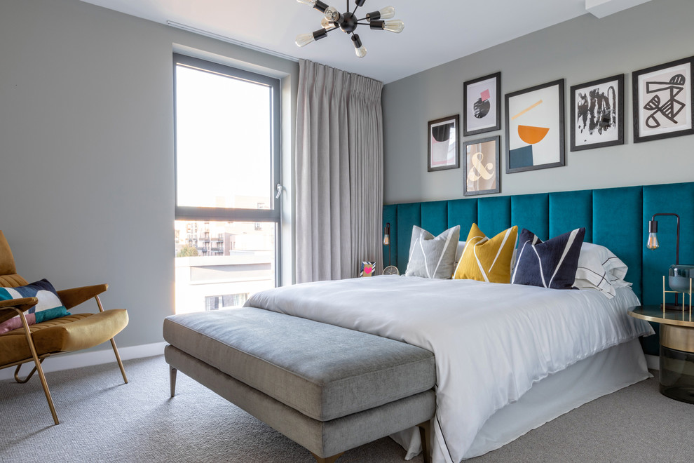 Idee per una camera da letto contemporanea con pareti grigie, moquette e pavimento grigio