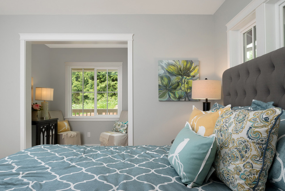 Aménagement d'une chambre parentale classique de taille moyenne avec un mur gris, un sol en bois brun et un sol beige.