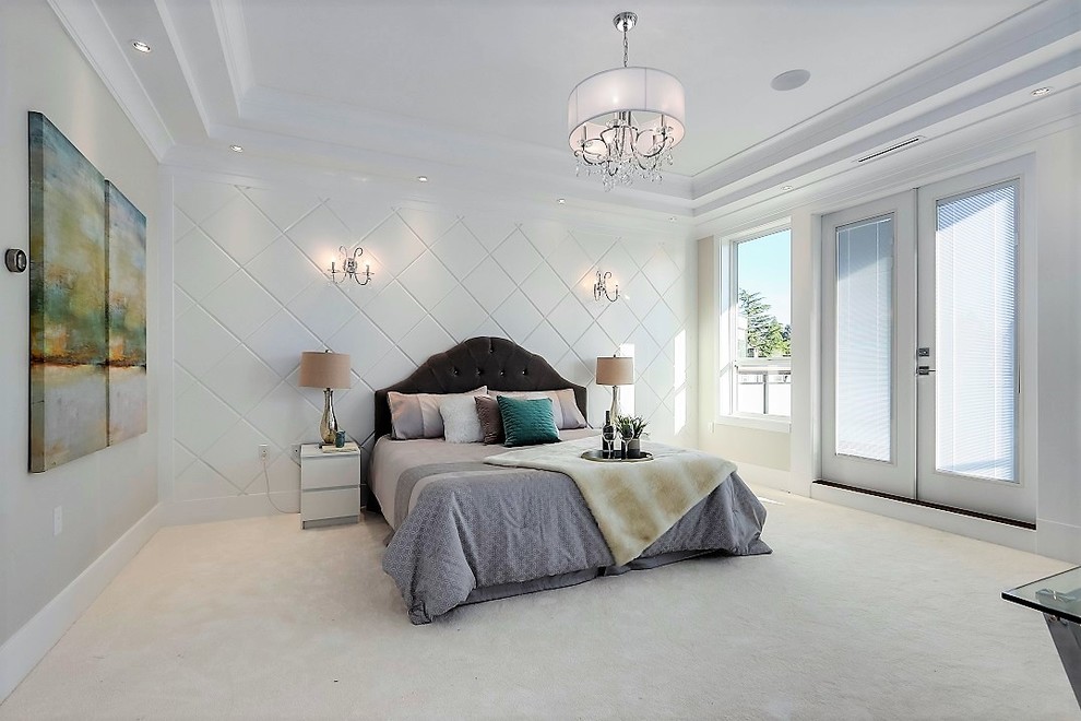 バンクーバーにある広いコンテンポラリースタイルのおしゃれな主寝室 (グレーの壁、カーペット敷き、ベージュの床) のインテリア