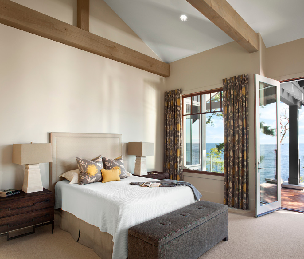 На фото: спальня в современном стиле с бежевыми стенами и ковровым покрытием