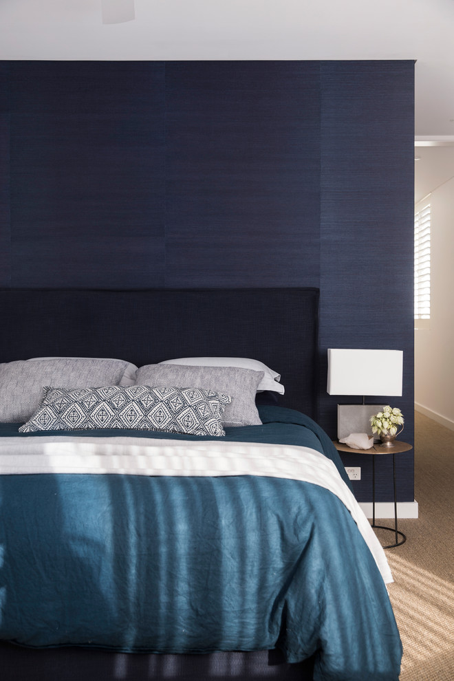 На фото: хозяйская спальня среднего размера в морском стиле с синими стенами, ковровым покрытием и коричневым полом