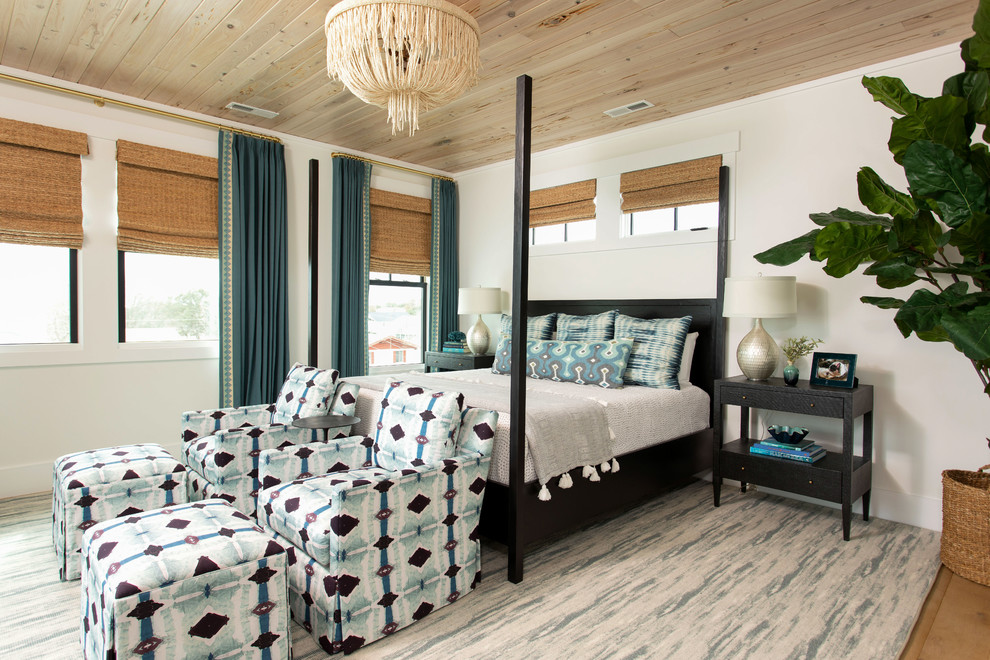 Идея дизайна: хозяйская спальня в морском стиле с белыми стенами и светлым паркетным полом без камина