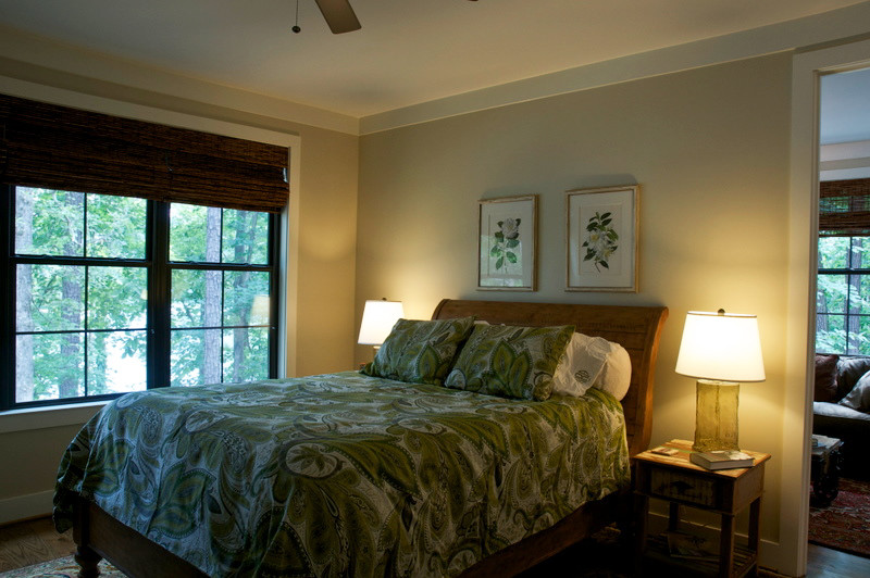 Ejemplo de dormitorio clásico de tamaño medio sin chimenea con paredes beige, suelo laminado y suelo marrón