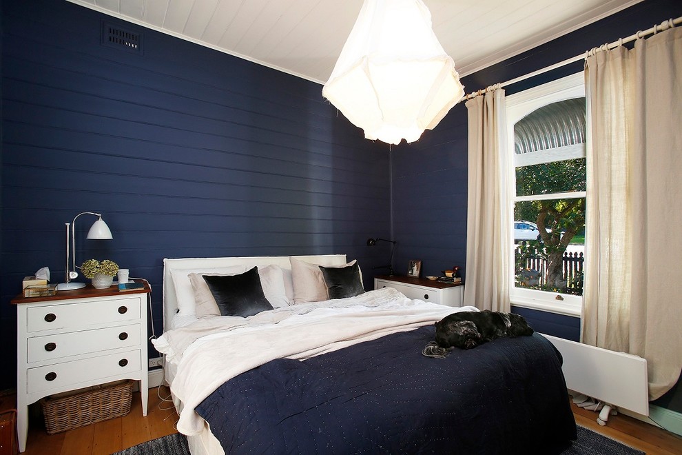 Идея дизайна: хозяйская спальня среднего размера в стиле кантри с синими стенами, светлым паркетным полом и коричневым полом