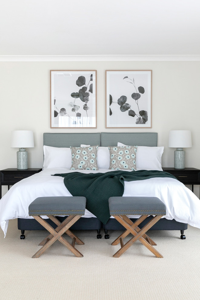 На фото: спальня в стиле неоклассика (современная классика) с бежевыми стенами, ковровым покрытием и бежевым полом с