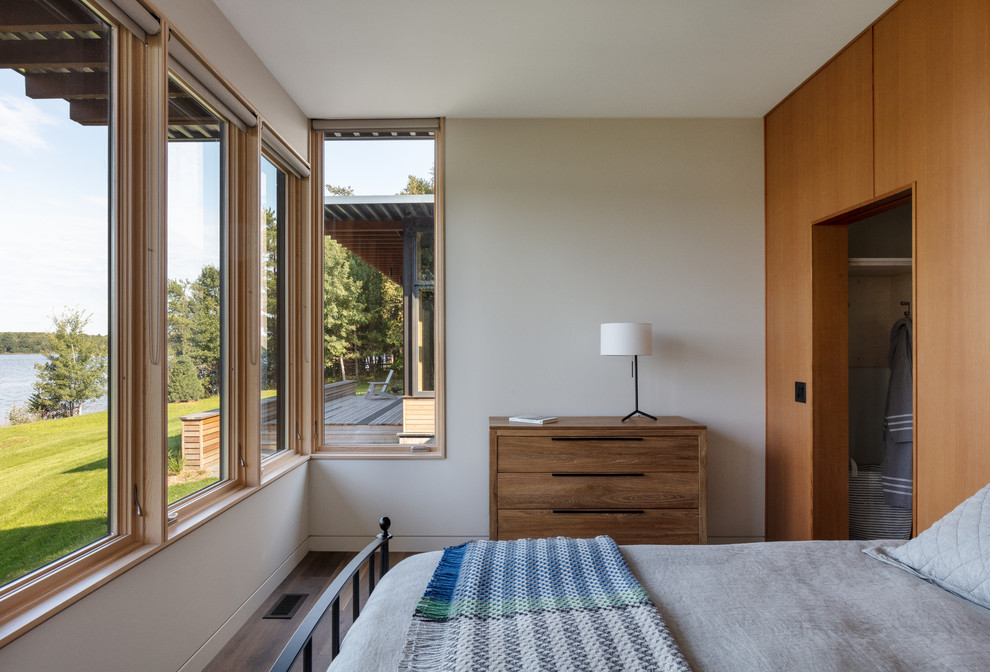 На фото: спальня среднего размера в стиле модернизм