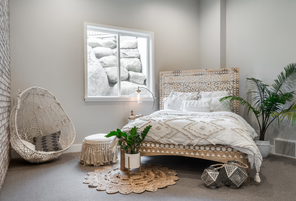 Foto på ett medelhavsstil sovrum, med grå väggar och heltäckningsmatta