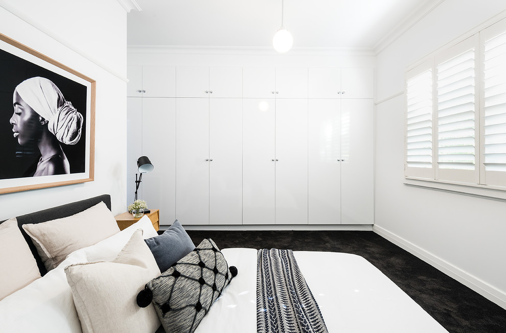 Идея дизайна: хозяйская спальня среднего размера в современном стиле с белыми стенами, ковровым покрытием и черным полом без камина