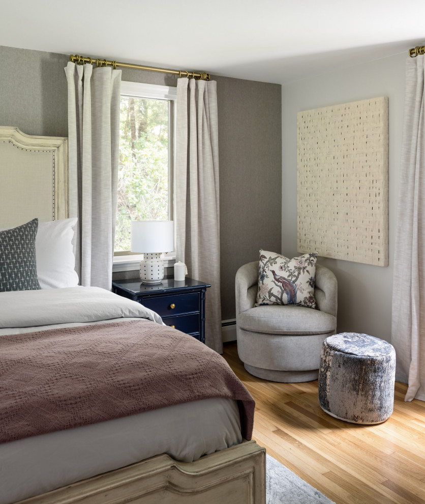 Modelo de dormitorio principal tradicional renovado de tamaño medio sin chimenea con paredes grises, suelo de madera en tonos medios y papel pintado