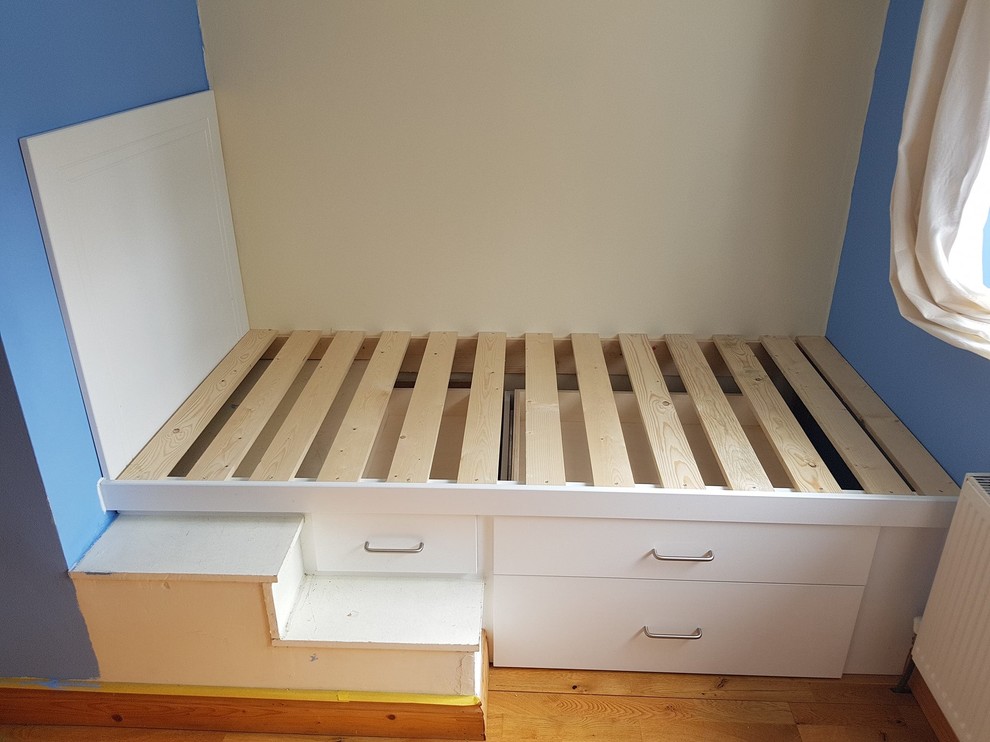 Boxroom Builtin single bed with drawer storage. Traditional
