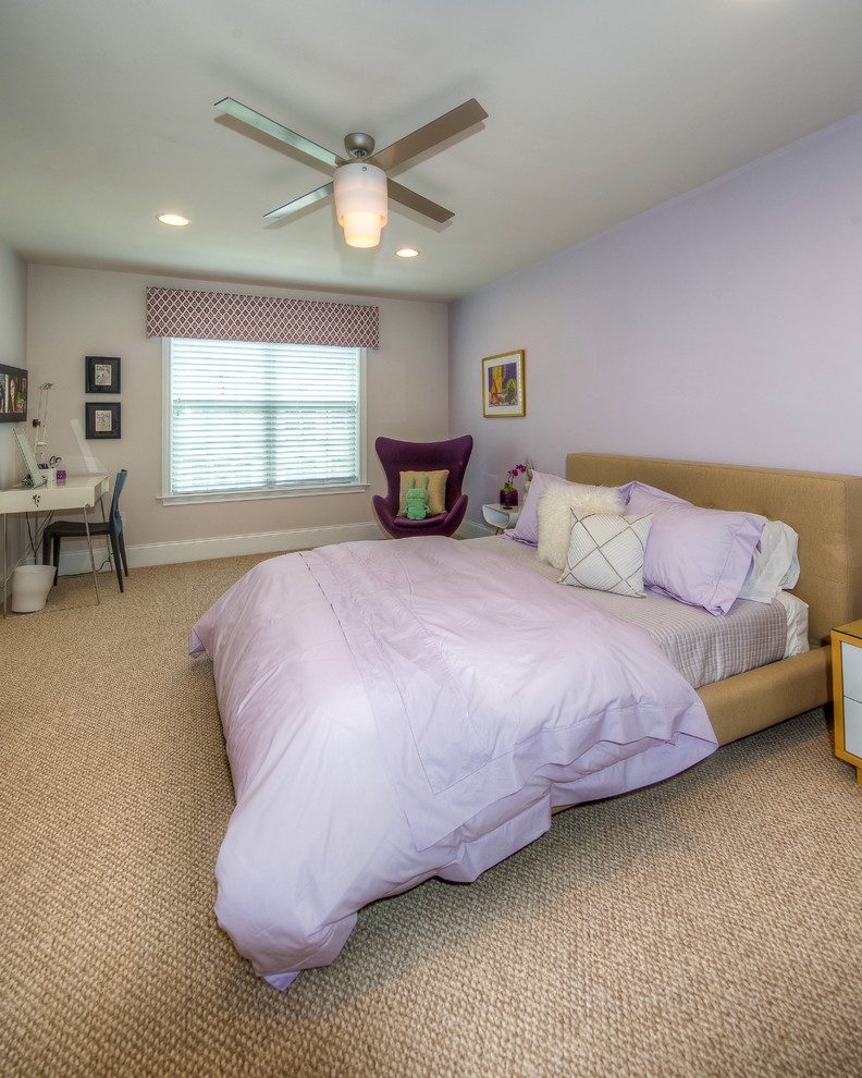 Exemple d'une chambre parentale chic avec un mur violet.