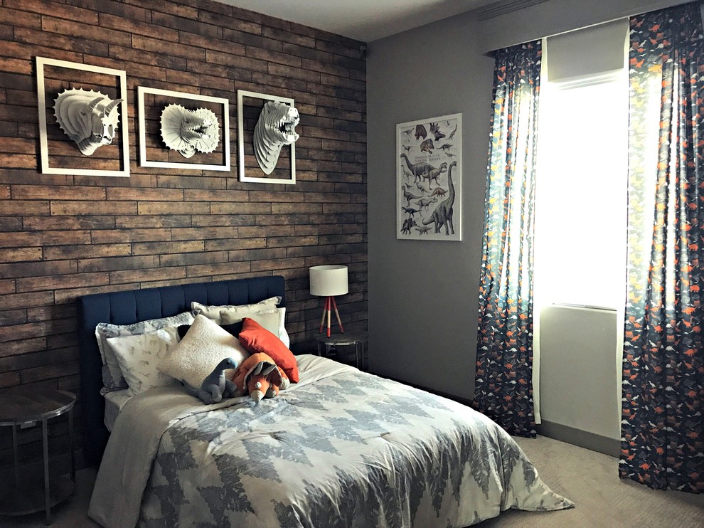 На фото: спальня среднего размера в современном стиле с серыми стенами, ковровым покрытием и серым полом без камина