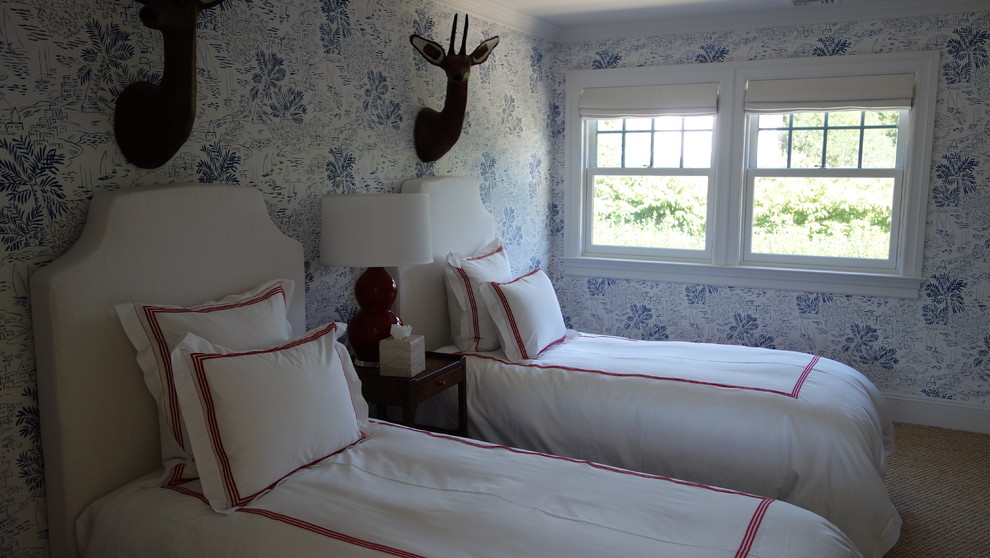 Kleines Modernes Gästezimmer mit blauer Wandfarbe und Teppichboden in New York