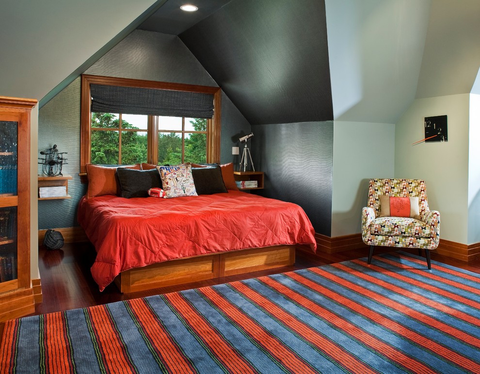 Modelo de dormitorio actual con paredes grises y suelo de madera oscura