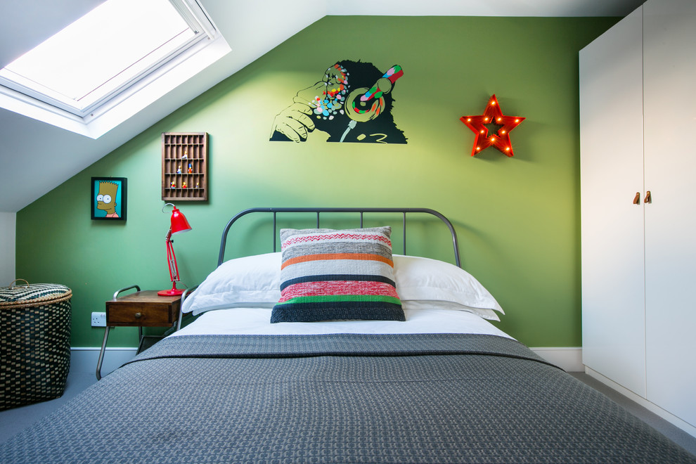 Foto på ett mellanstort funkis sovrum, med gröna väggar, heltäckningsmatta och grått golv