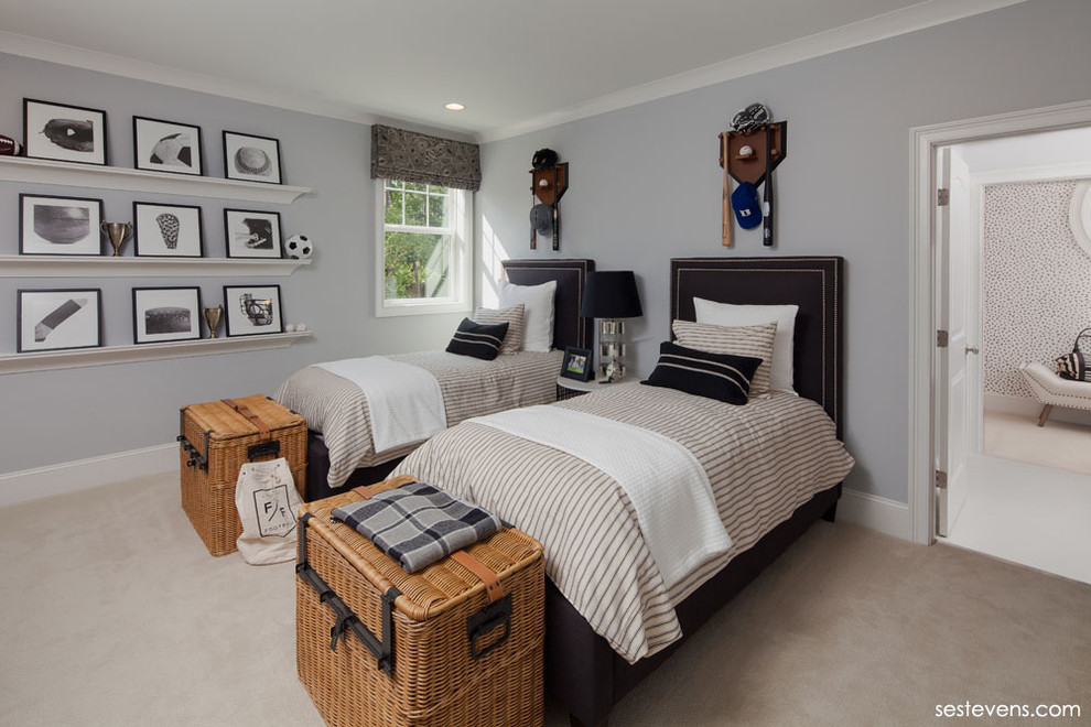 На фото: гостевая спальня среднего размера, (комната для гостей) в стиле неоклассика (современная классика) с серыми стенами и ковровым покрытием без камина с