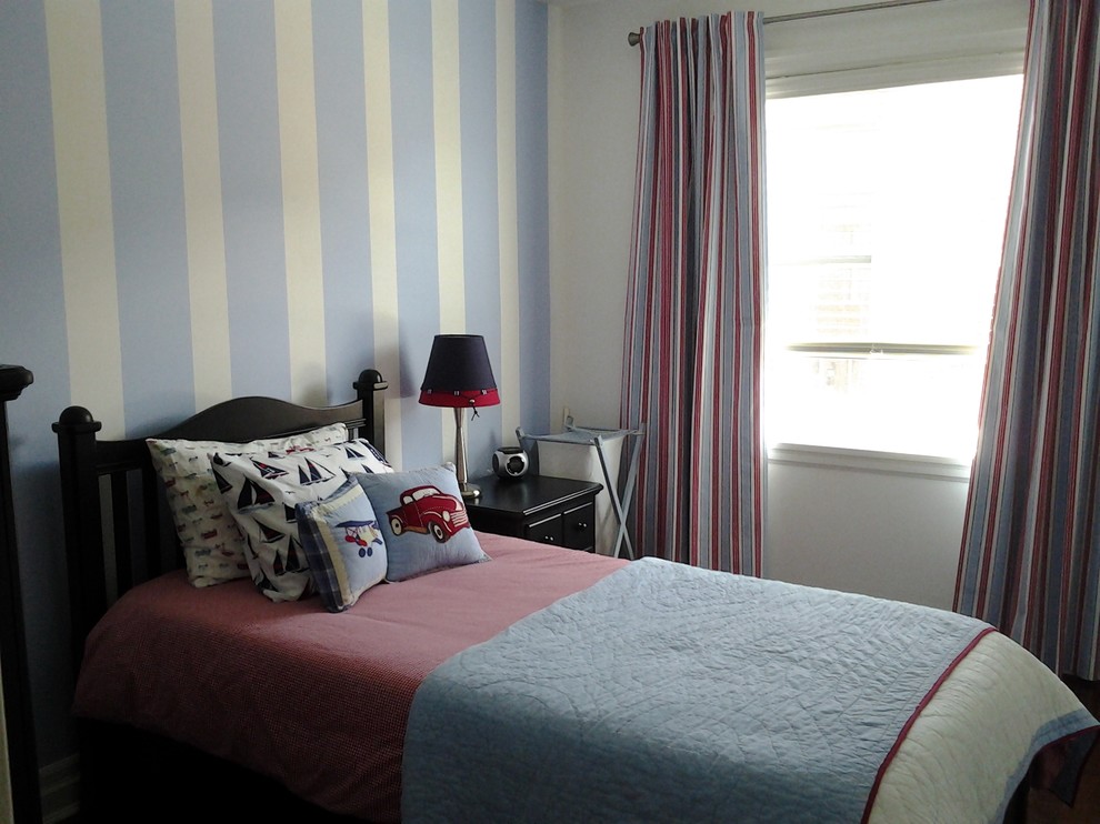 Imagen de dormitorio tradicional renovado pequeño con paredes azules y suelo de madera en tonos medios