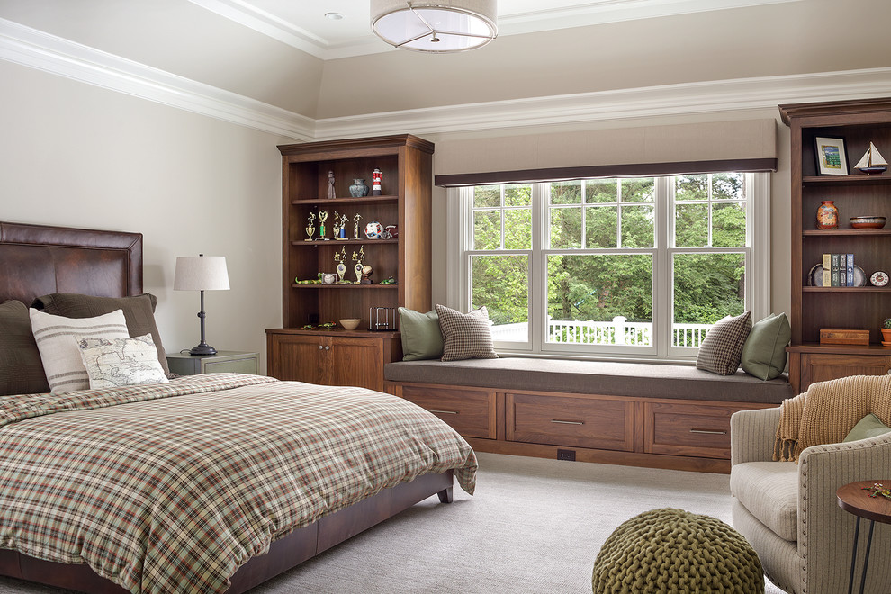 Idee per una camera da letto tradizionale di medie dimensioni con pareti grigie, moquette e pavimento beige