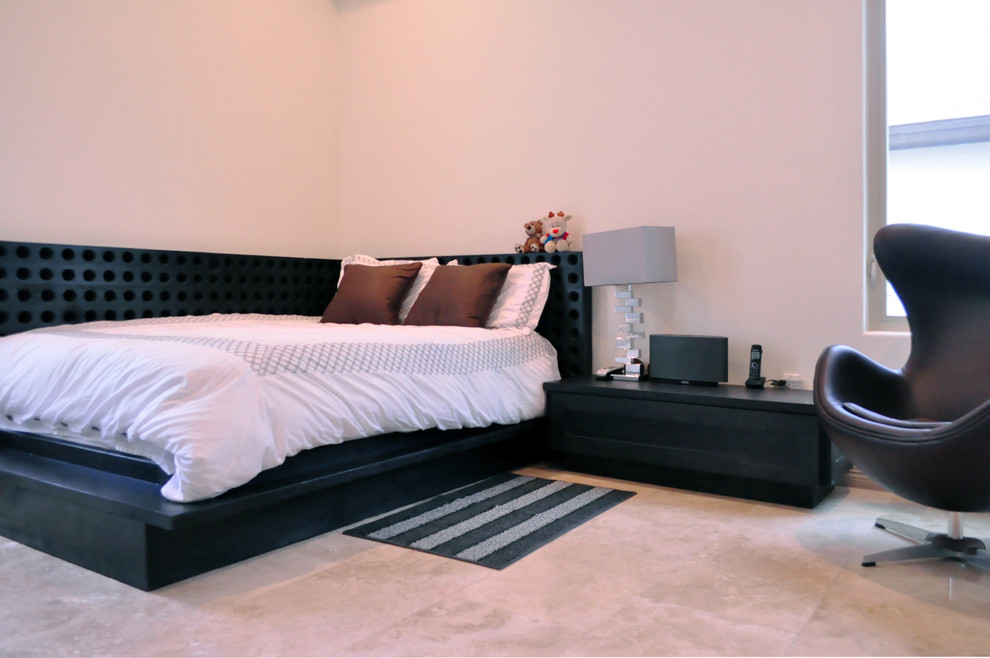 Immagine di una piccola camera da letto contemporanea con pareti bianche e pavimento in travertino