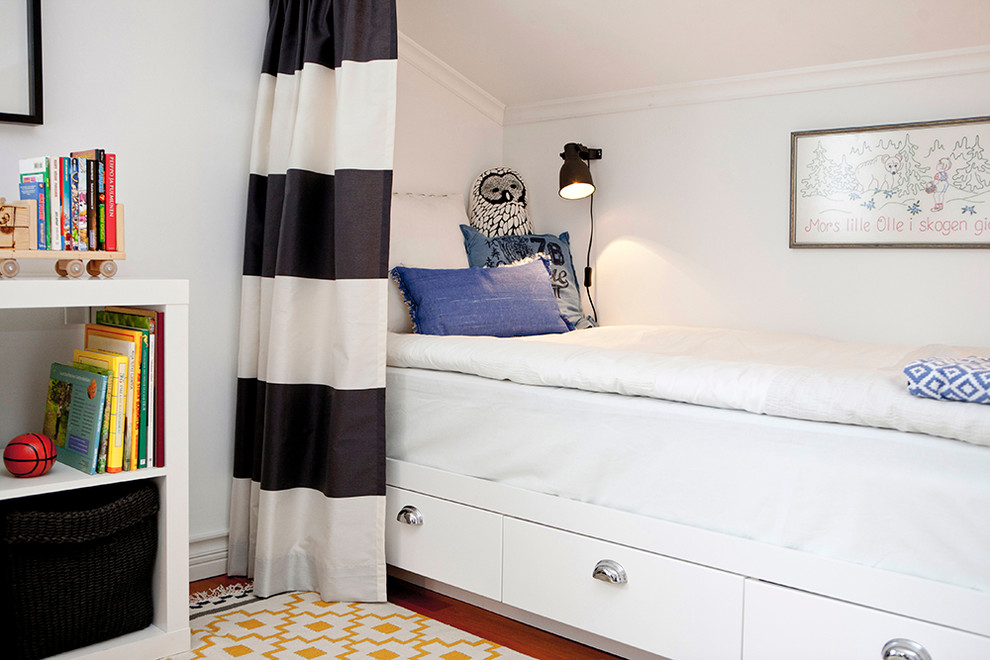 Свежая идея для дизайна: маленькая спальня в стиле неоклассика (современная классика) с белыми стенами и паркетным полом среднего тона без камина для на участке и в саду - отличное фото интерьера