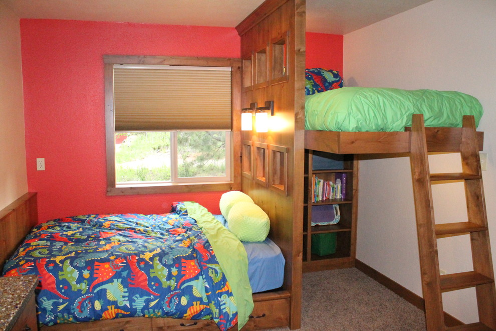 Foto de dormitorio de estilo americano de tamaño medio con moqueta, suelo beige y paredes rojas