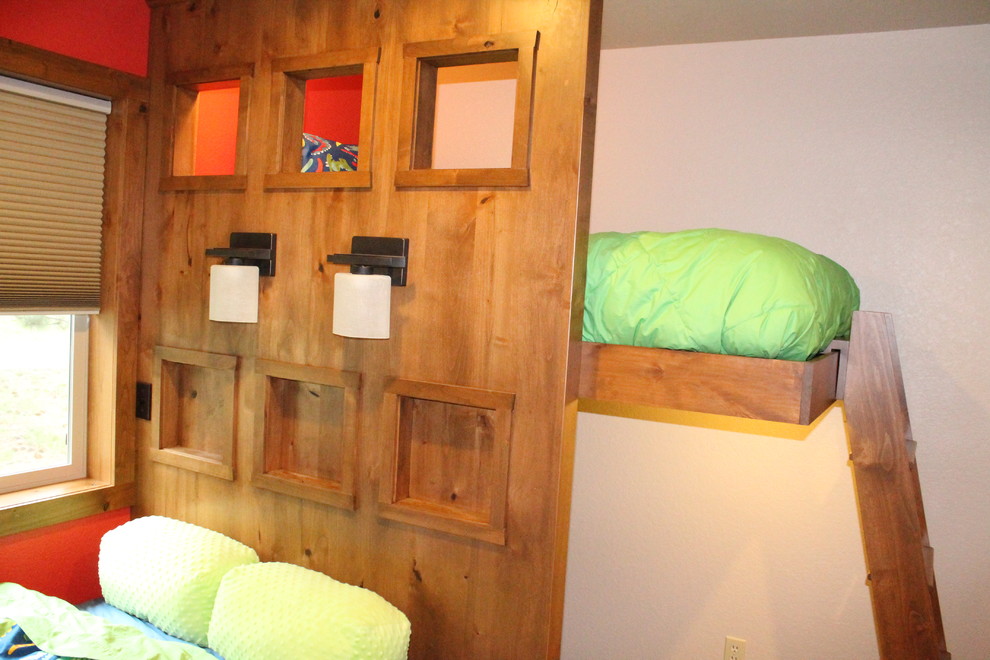Стильный дизайн: спальня среднего размера в стиле кантри с ковровым покрытием, бежевым полом и красными стенами - последний тренд