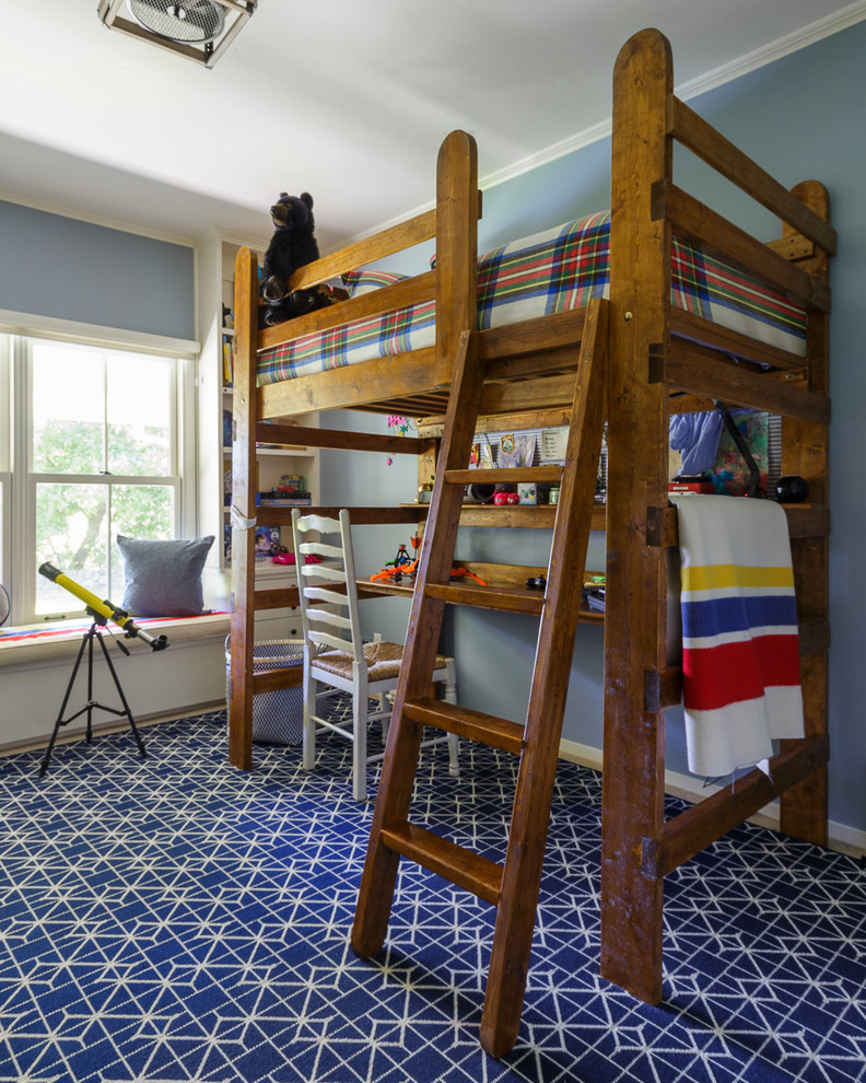 Ispirazione per una camera da letto stile loft classica di medie dimensioni con pareti blu, moquette e pavimento blu