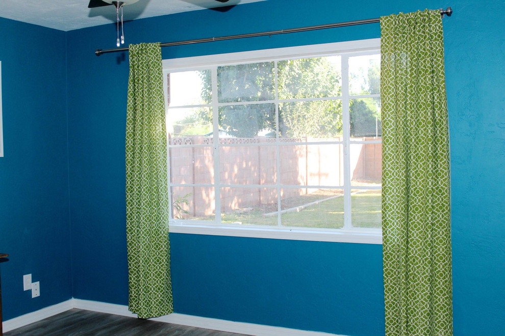 Exempel på ett eklektiskt sovrum, med blå väggar och ljust trägolv