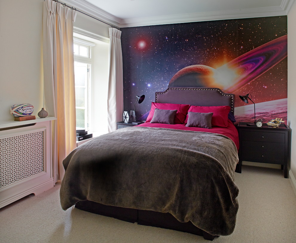 Immagine di una camera da letto chic di medie dimensioni con pareti bianche e moquette