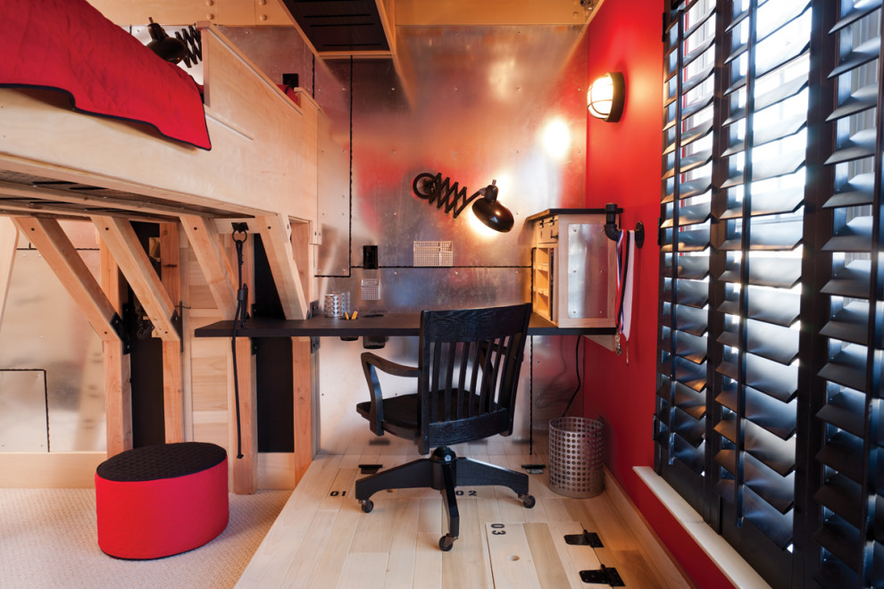 Immagine di una piccola camera da letto stile loft industriale con pareti rosse, moquette, nessun camino e pavimento beige