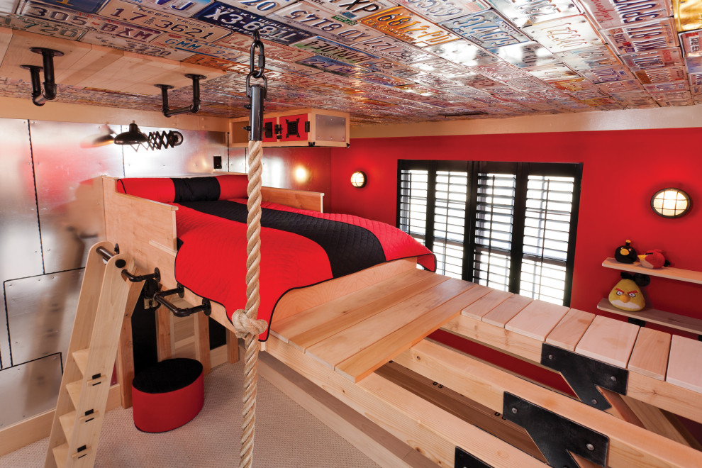 На фото: маленькая спальня на антресоли в стиле лофт с красными стенами, ковровым покрытием и бежевым полом без камина для на участке и в саду