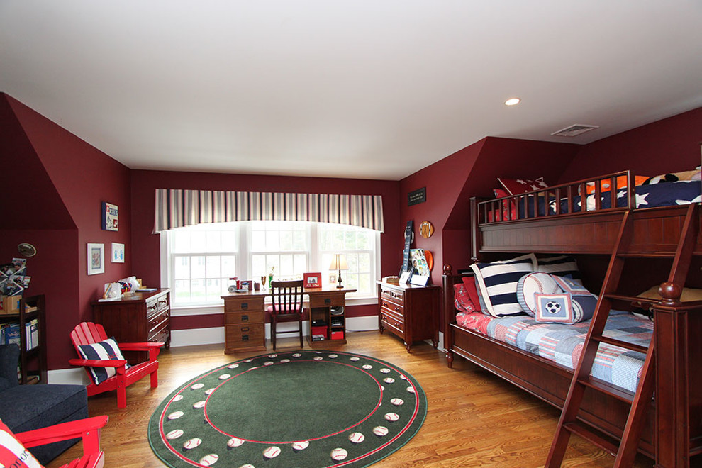 Cette photo montre une grande chambre mansardée ou avec mezzanine chic avec un mur rouge, un sol en bois brun et un sol marron.