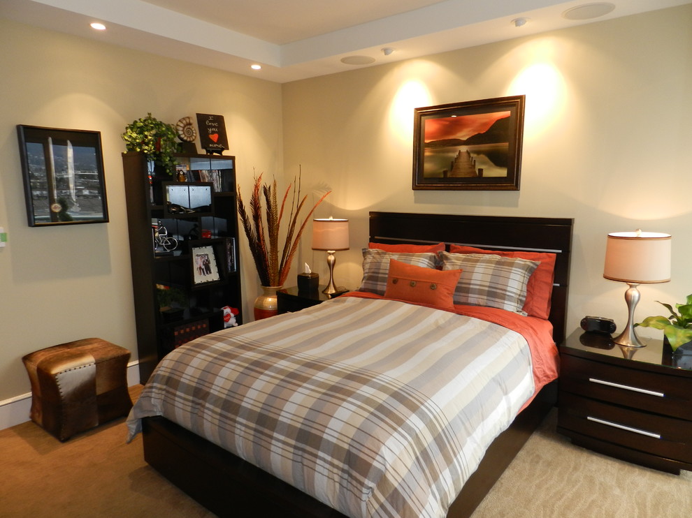 Mittelgroßes Klassisches Schlafzimmer mit beiger Wandfarbe und Teppichboden in Vancouver