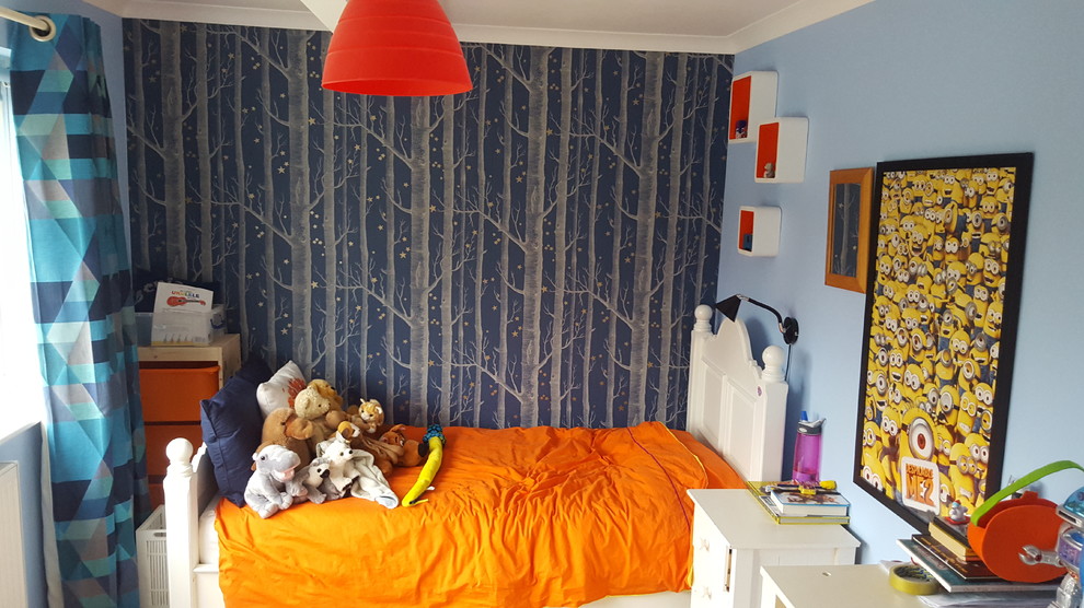 Immagine di una camera da letto minimal di medie dimensioni con pareti blu e moquette